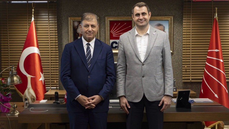 İzmir Büyükşehir Belediye Başkanı Tugay’dan CHP İl Başkanı Güç ve yönetimine hayırlı olsun ziyareti