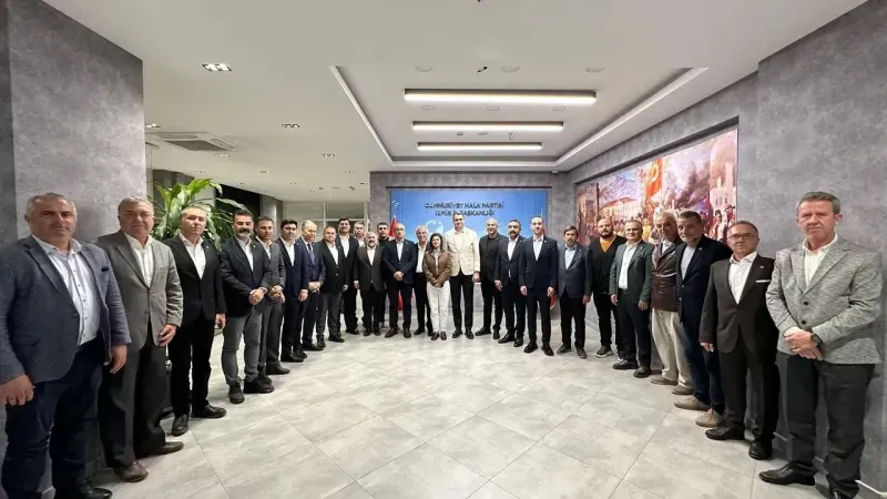 CHP İzmir’den Ankara çıkarması: Güç ve ilçe başkanları, Özgür Özel ile görüşecek