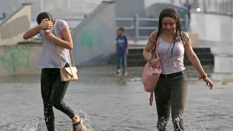 İzmir’de sağanak yağış trafiği zora soktu
