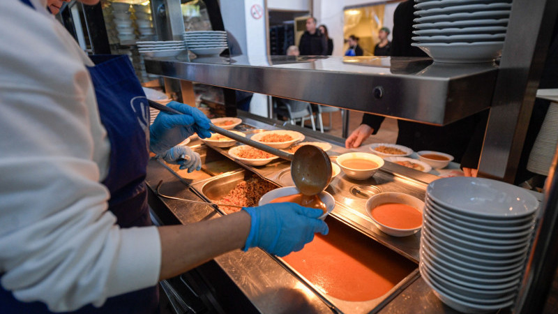 İzmir Kent Lokantaları, 700 bin porsiyon yemekle dayanışma gösteriyor