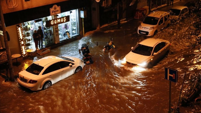 İzmir’de gece başlayan sağanak yağış sabah saatlerinde zor anlar yaşattı