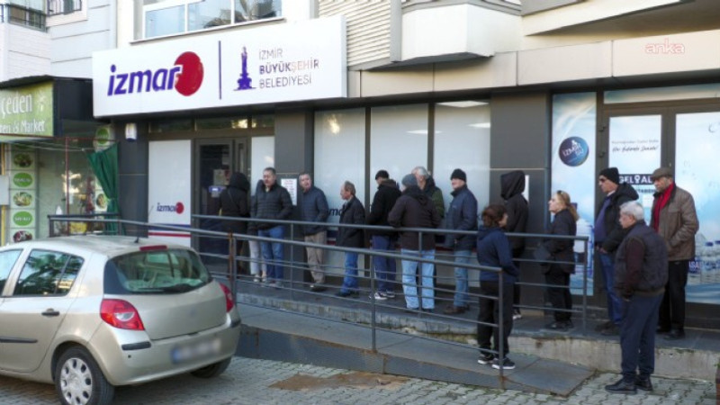 İzmir’de ramazan alışverişi için tanzim satış mağazalarında kuyruklar oluştu