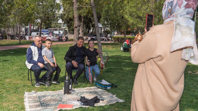 Başkan Tugay Hasanağa Bahçesi’nde vatandaşlarla buluştu