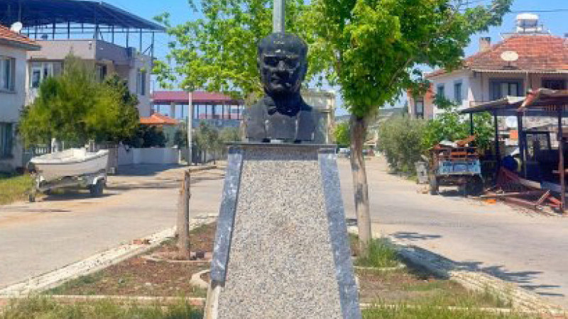 Menderes’te Atatürk büstünün bakımsız hali tepki çekti