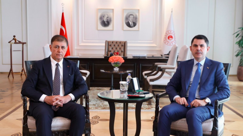Cemil Tugay ile Murat Kurum Ankara'da Karabağlar'daki kentsel dönüşümü görüştü