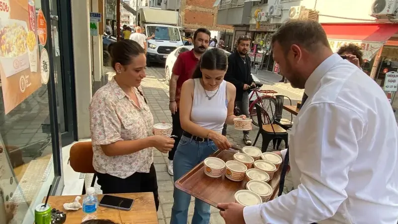 CHP İzmir İl Başkanı Gümrükçü, Konak'ta aşure dağıttı