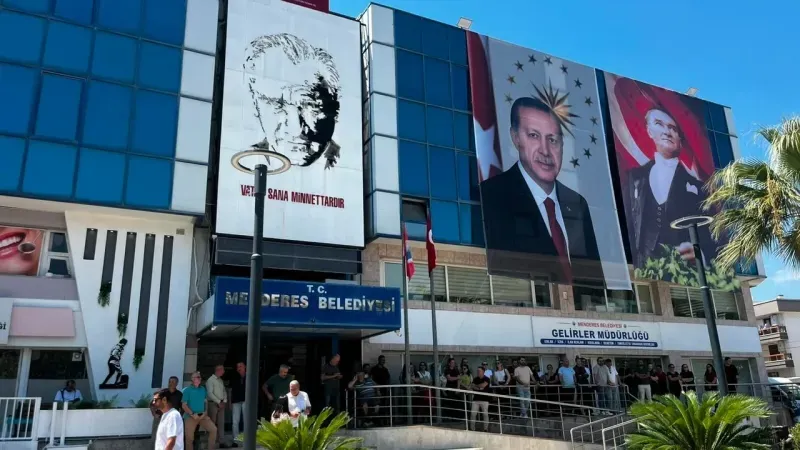 Menderes Belediyesi’ne Cumhurbaşkanı Recep Tayyip Erdoğan’ın pankartı asıldı