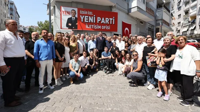 Aziz Kocaoğlu, Kamil Okyay Sındır ve Olgun Atila YENİ Parti’nin  kayıt töreninde bir araya geldi
